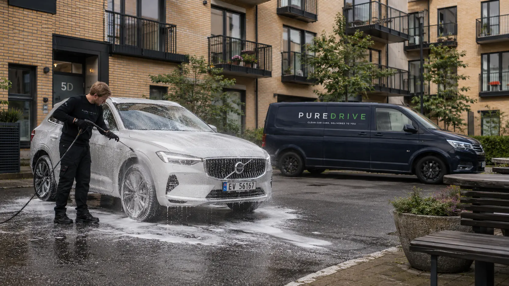 PureDrive vasker en bil ved kundens bolig